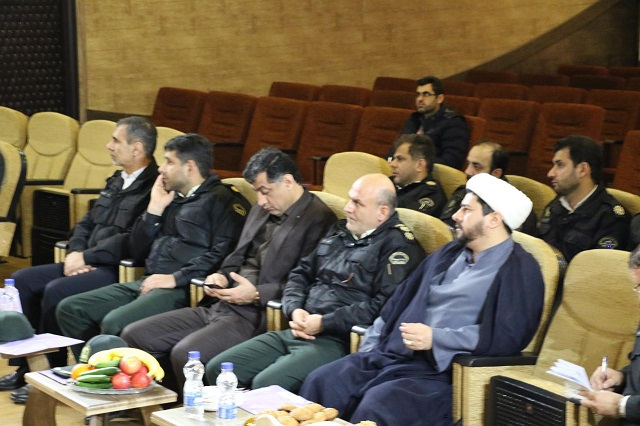 دوره استاندارد سازی و تعالی رفتار کارکنان پلیس راهور شهرستان های شرق استان گیلان در سالن همایش شهرداری لاهیجان برگزار شد